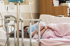 病室で寝ている患者さん