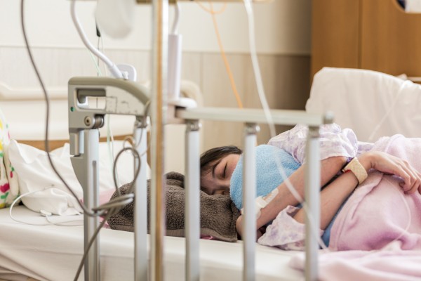 病室で寝ている患者さん