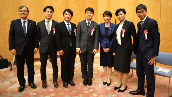 高市内閣総理大臣とAMED理事長賞受賞者の写真