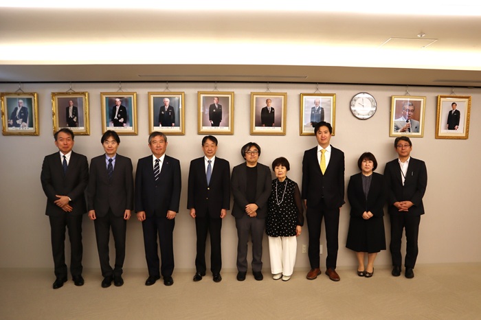 紺綬褒章伝達式の集合写真