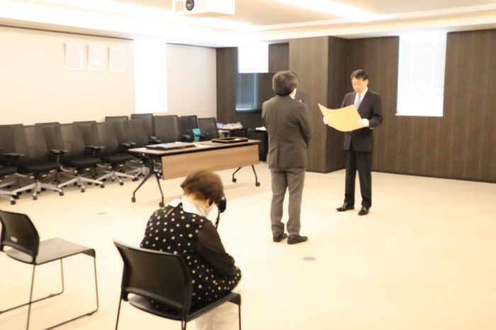 理事長より褒状を伝達